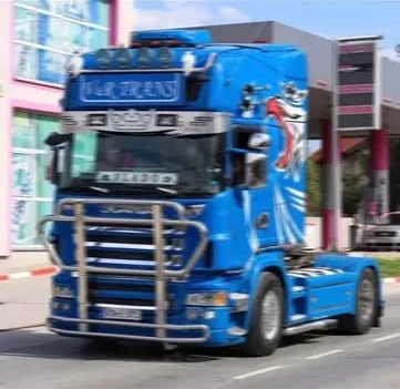 Plavi kamion tegljač Blue Trans sa grafikama preko cijele kabine