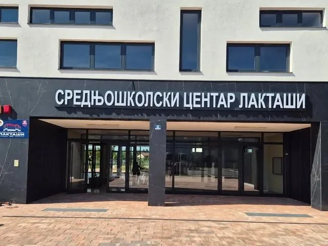 Bijela 3D slova „Srednjoškolski centar Laktaši“ ćirilicom na tamnoj traci iznad staklenog ulaza škole